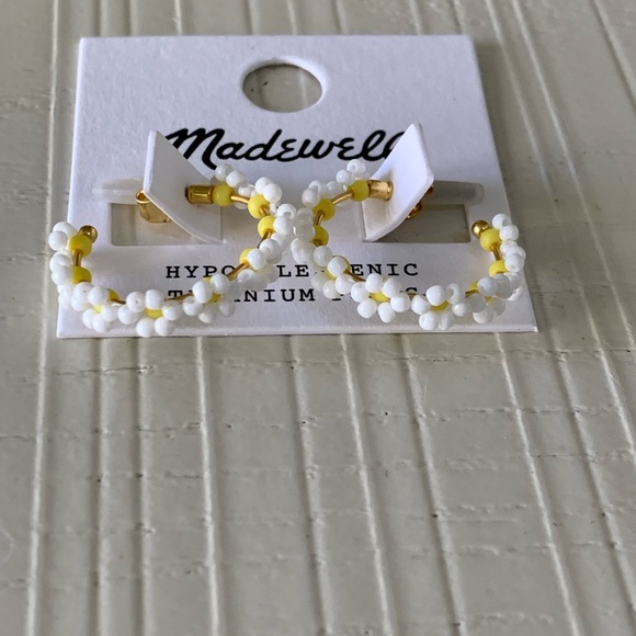 Madewell seed bead daisy hoop earring - Picture 2 of 11